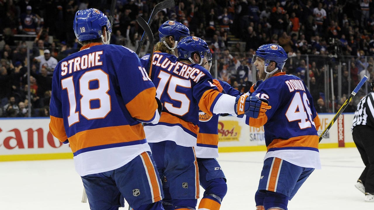 Third-period goals help Islanders snap Blackhawks' winning streak